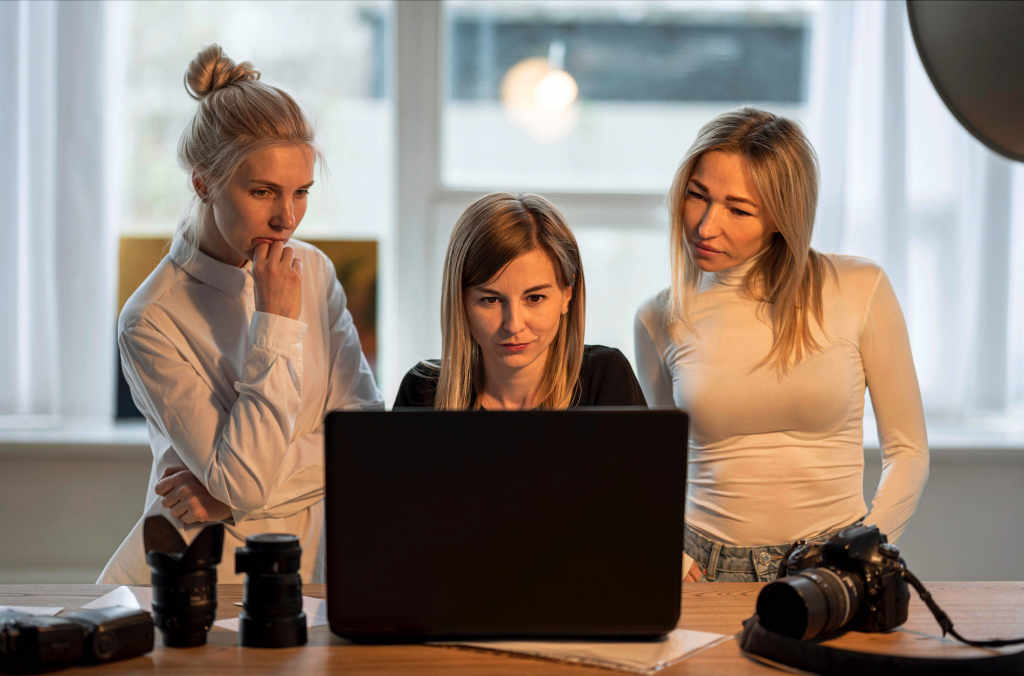 3 women culling in one laptop